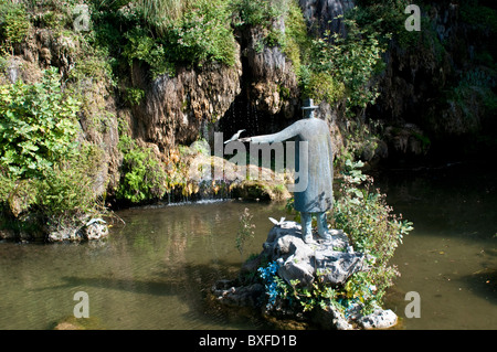 Bird fontana con una scultura di uomo con un cappello e un uccello, Parco Borely, Marsiglia, Francia Foto Stock