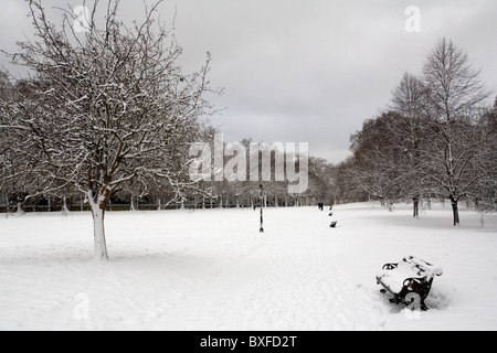 Green Park coperto nel bianco della neve, Londra, Inghilterra, Regno Unito Foto Stock