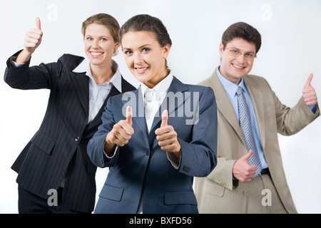 Ritratto di business di successo di squadra che mostra segno di ok Foto Stock