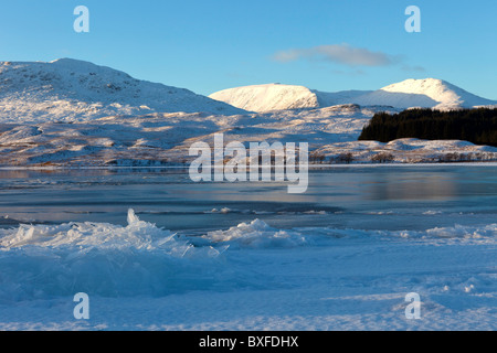 Belle montagne sul bordo del Loch Tulla e Rannoch Moor nelle highlands scozzesi Foto Stock