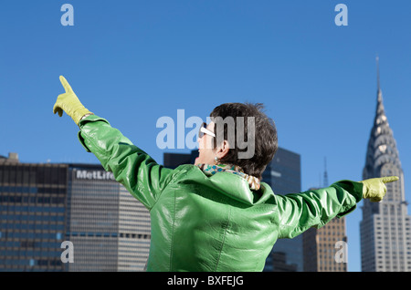 Donna matura con lo skyline di New York Foto Stock