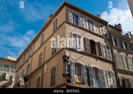 Le vecchie case in Le Panier district, Marsiglia, Francia Foto Stock