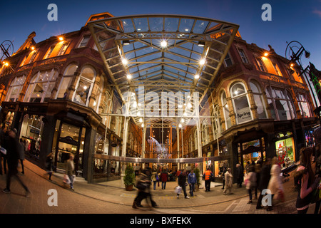 Regno Unito, Inghilterra, nello Yorkshire, Leeds, Briggate, Victoria Quarter, Queen Victoria Street entrata a Natale Foto Stock