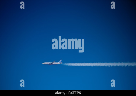 Passeggeri aerei jet visto da oblò di un altro in volo sulla rotta verso l'America Foto Stock