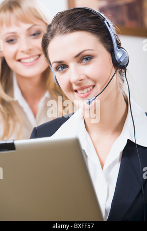 Ritratto di un cortese servizio al cliente operatore sorridente con affascinante sorriso sicuro Foto Stock