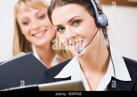 Ritratto di operatore rappresentativo con affascinante sorriso Foto Stock