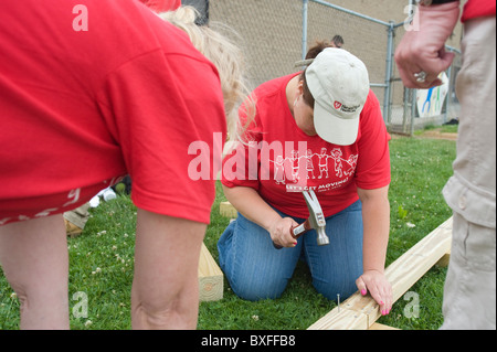 Immagine di partecipanti di una città Anno di volontariato giornata in faggio scuola elementare in Manchester NH. Foto Stock