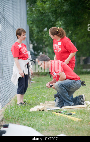 Immagine di partecipanti di una città Anno di volontariato giornata in faggio scuola elementare in Manchester NH. Foto Stock