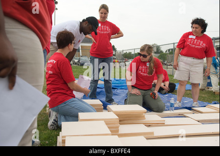 Immagine di partecipanti di una città Anno di volontariato giornata in faggio scuola elementare in Manchester NH. Foto Stock