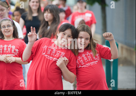 Immagine di partecipanti di una città Anno di volontariato giornata in faggio scuola elementare in Manchester NH. Foto Stock