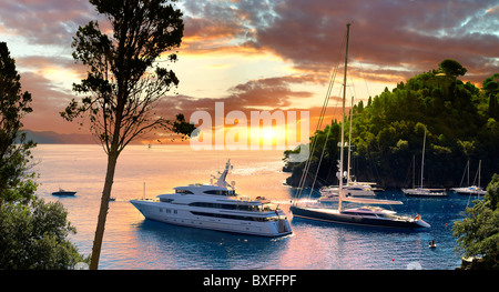 Costoso yacht a motore nel porto di Portofino, liguria, Italia Foto Stock