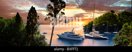 Costoso yacht a motore nel porto di Portofino, liguria, Italia Foto Stock