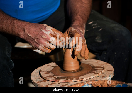 Creazione di una pentola da argilla Foto Stock