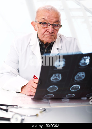 Ritratto di senior medico in ospedale Foto Stock