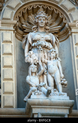 Una statua sulla parete esterna del museo di arte, il Balboa Park, San Diego Foto Stock