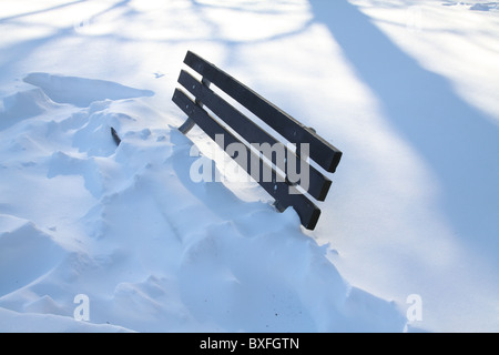 Una panchina nel parco sepolto nella neve a Minneapolis, Minnesota. Foto Stock