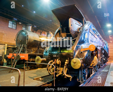 La locomotiva Sir Nigel Gresley ricevendo attenzione nel motore capannone a Grosmont Foto Stock