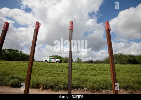 Una sezione di 20 piedi di altezza muro di confine tra gli Stati Uniti e il Messico in costruzione in Brownsville, Texas. Foto Stock