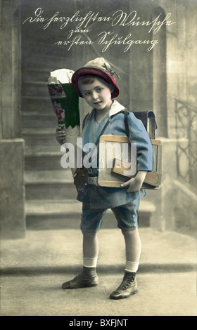Istruzione, Germania, circa 1910, scolaro sulla strada per la scuola, cartolina 'i più sinceri auguri per il vostro primo giorno a scuola', diritti aggiuntivi-clearences-non disponibile Foto Stock