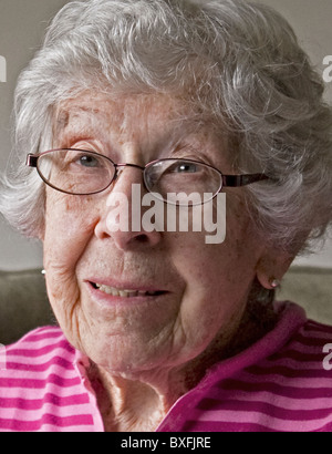 Ritratto di una donna di 90 anni a Milwaukee, Wisconsin, USA. Foto Stock