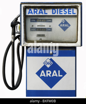 Trasporti / trasporto, auto, stazione di benzina, pompa di benzina Aral, Germania, circa 1965, diritti aggiuntivi-clearences-non disponibile Foto Stock