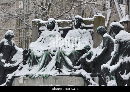 Un monumento in onore dei fratelli Van Eyck in inverno nella neve, Gand, Belgio Foto Stock