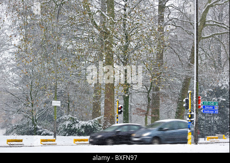 Auto la guida su fondo stradale sdrucciolevole in inverno nella neve, Gent Belgio Foto Stock