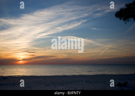 Idilliaco litorale e la spiaggia di sabbia al tramonto su Anna Maria Island, Florida, Stati Uniti d'America Foto Stock