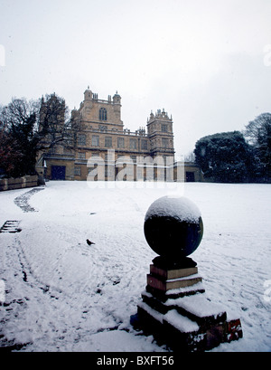 Wollaton Hall nella neve, Nottingham, Inghilterra, Regno Unito Foto Stock