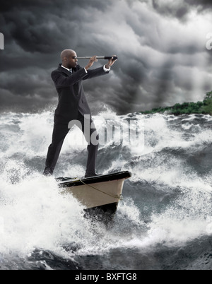 African American businessman utilizzando un telescopio sulla barca Foto Stock