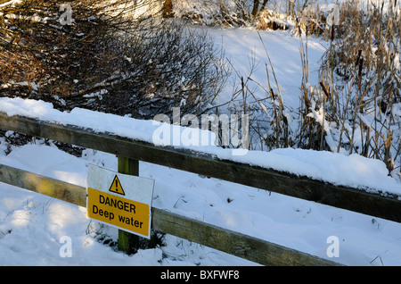 Congelato stagno e segno di avvertimento Foto Stock