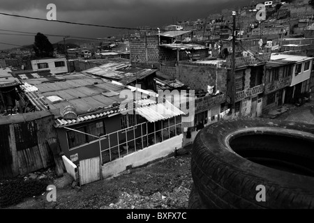 Ciudad Bolívar, una bidonville nel sud di Bogotà, dove gli sfollati interni provenienti da tutto il paese vivono, colombia Foto Stock