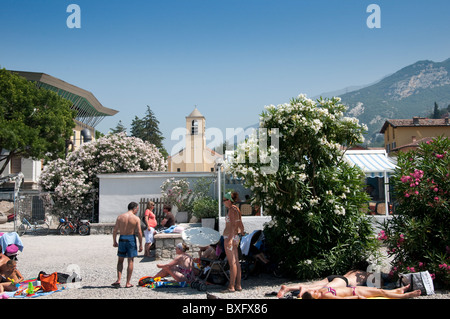 Spiaggia a Torbole sul lago di Garda in Italia settentrionale Foto Stock