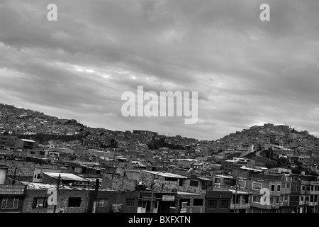 Ciudad Bolívar, una bidonville a Bogotà, dove gli sfollati interni provenienti da tutto il paese vivono, Colombia. Foto Stock