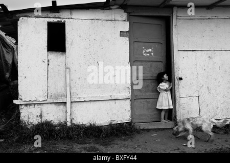 Un spostato bambina vive con la madre in una dimora nella baraccopoli di Ciudad Bolívar, Bogotà, Colombia. Foto Stock