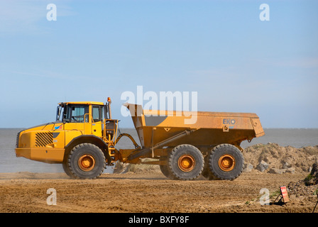 Dumping Il carrello utilizzato per trasportare pesanti pietre per costruire nuove per la difesa del mare protezione in Great Yarmouth Regno Unito Foto Stock