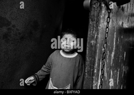 Un ragazzo spostato grida nella baraccopoli di Ciudad Bolívar, Bogotà, Colombia. Foto Stock