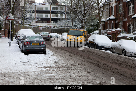 AA van parcheggiato su strade coperte di neve street . Foto Stock