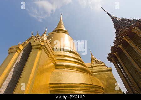 Il principale stupa dorato (Phra Si Rattana Chedi) al Wat Phra Kaew (tempio reale presso il Grand Palace a Bangkok, in Thailandia Foto Stock