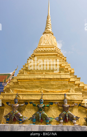 Custode dei demoni (Yaksha) di supporto della base del golden Chedi presso il Tempio del Buddha di Smeraldo, Tempio Reale di Bangkok, Tailandia Foto Stock