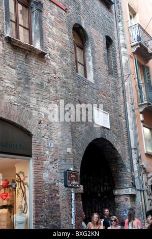 Esterno della casa di Giulietta a Verona la città nel Nord Italia con in Shakespeare la tragedia di Romeo e Giulietta. Foto Stock