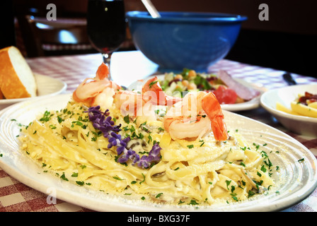 Piastra di gamberetti fettuccine sul tavolo al ristorante italiano Foto Stock