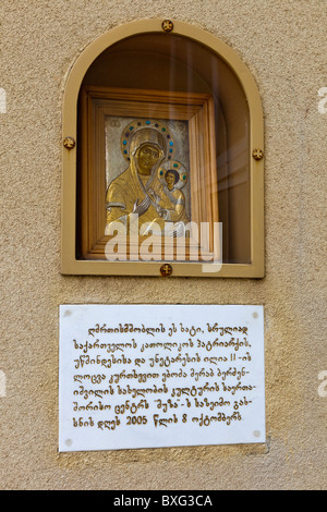 Icona religiosa nella parete esterna Merab Berdzenishvili Cultura Internazionale centro o 'Muza', Tbilisi, Georgia, nel Caucaso. JMH3962 Foto Stock