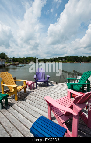 Nova Scotia, Canada. Sedie Adirondack sul molo intorno a Blue Rocks nel porto di Lunenburg. Foto Stock