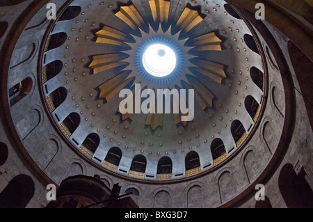 Una vista della cupola nella chiesa del Santo Sepolcro di Gerusalemme. Foto Stock