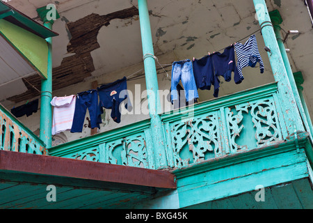 Lavaggio e asciugatura in linea su legno scolpito case balconied a Tbilisi città vecchia, Kala, Georgia. JMH3973 Foto Stock