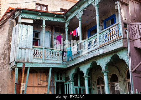 A sbalzo in legno intagliato balconied case a Tbilisi città vecchia, Kala, Georgia. JMH3978 Foto Stock