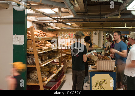 Pane da forno al mercato agricolo di Halifax, Halifax, Nuova Scozia, Canada. Foto Stock