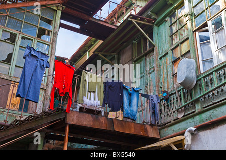 Il lavaggio appeso balconied case a Tbilisi città vecchia, Kala, Georgia. JMH3983 Foto Stock