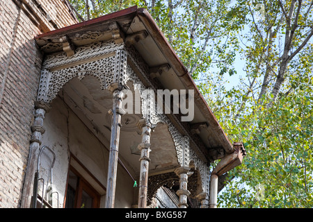 Legno intagliato casa balconied a Tbilisi città vecchia, Kala, Georgia. JMH3985 Foto Stock